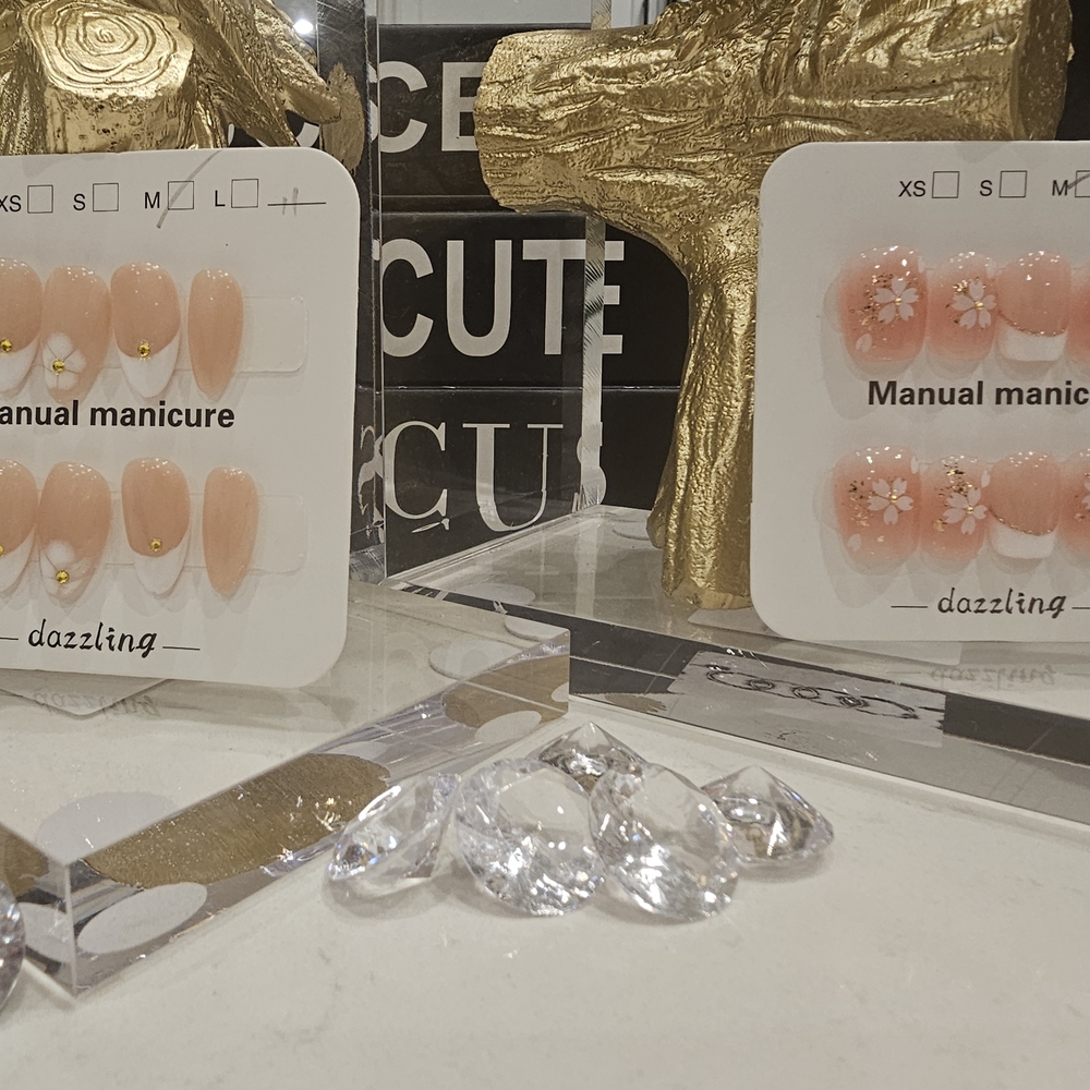 Dazzling Press-On Nails in Peach Pink – Floral & Gem Accent Set